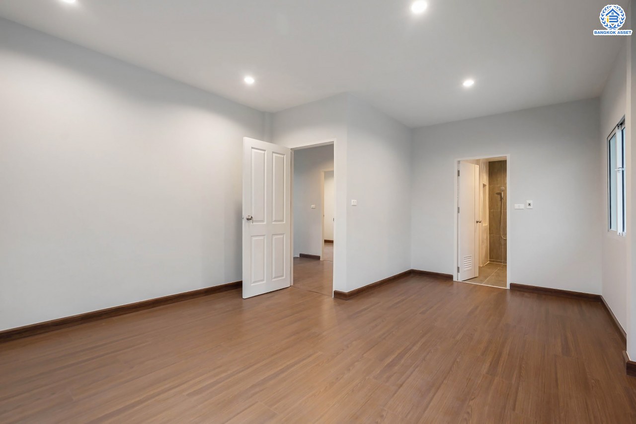 บ้านมือสองตกแต่งใหม่ โครงการ ชวนชื่นโมดัส ราชพฤกษ์-ท่าอิฐ เนื้อที่กว่า 53 ตร.ว. พร้อมฟังก์ชัน 3 ห้องนอน 3 ห้องน้ำ จอดรถได้ 2 คัน บนทำเลศักยภาพ เชื่อมต่อถนนรัตนาธิเบศร์ และถนนราชพฤกษ์ ทำเลใจกลาง 2 เซ็นทรัล ใกล้รถไฟฟ้า "สถานีบางรักน้อยท่าอิฐ"